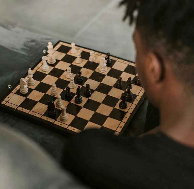 jeunne Homme devant un échiquier